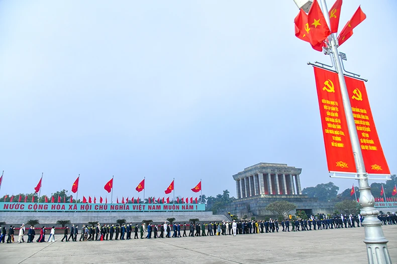 Đại biểu dự Đại hội XIII của Đảng vào Lăng viếng Chủ tịch Hồ Chí Minh -0