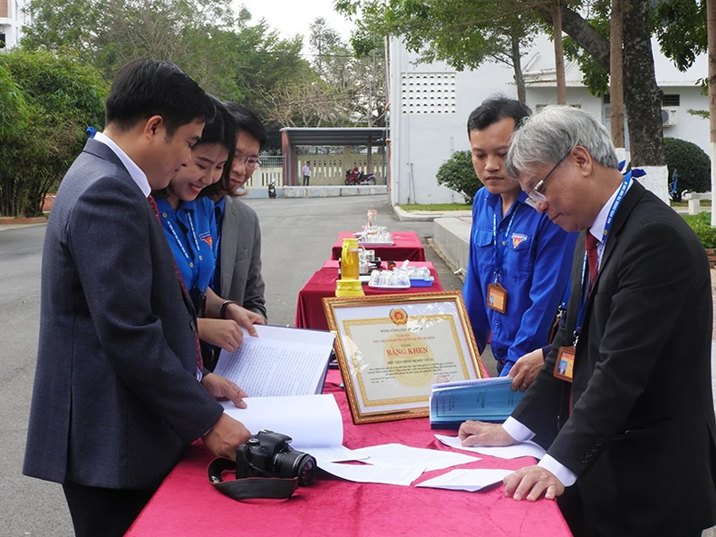 Tin tưởng vào sự lãnh đạo của Đảng, kỳ vọng một tương lai tươi sáng -0