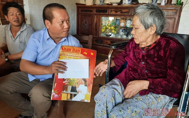 Báo Nhân Dân trao tặng quà dịp Tết Nguyên đán 2021 tại Kon Tum -0
