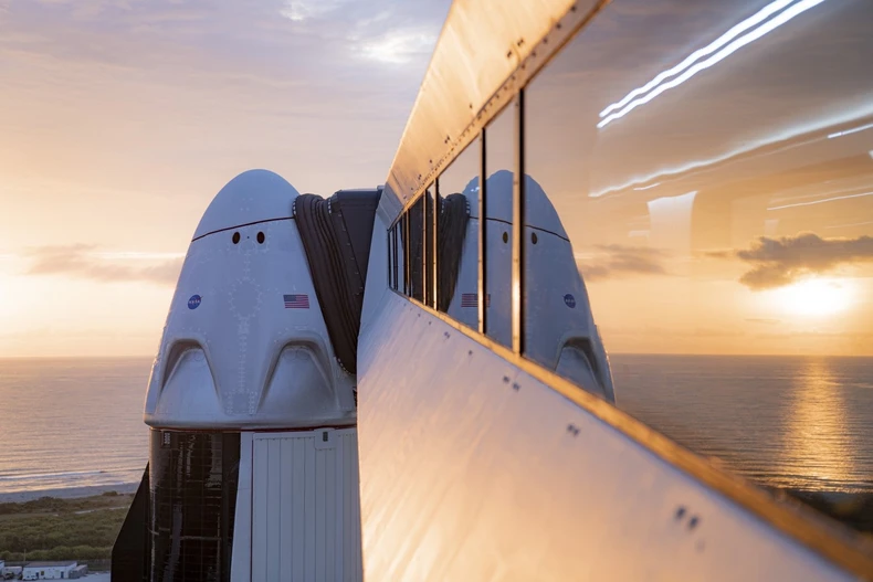 Tỷ phú Mỹ mua cả chuyến bay bốn chỗ vòng quanh vũ trụ của SpaceX -0