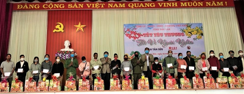 Trao quà Tết tặng đối tượng chính sách, người nghèo dân tộc thiểu số ở Đắk Lắk -0