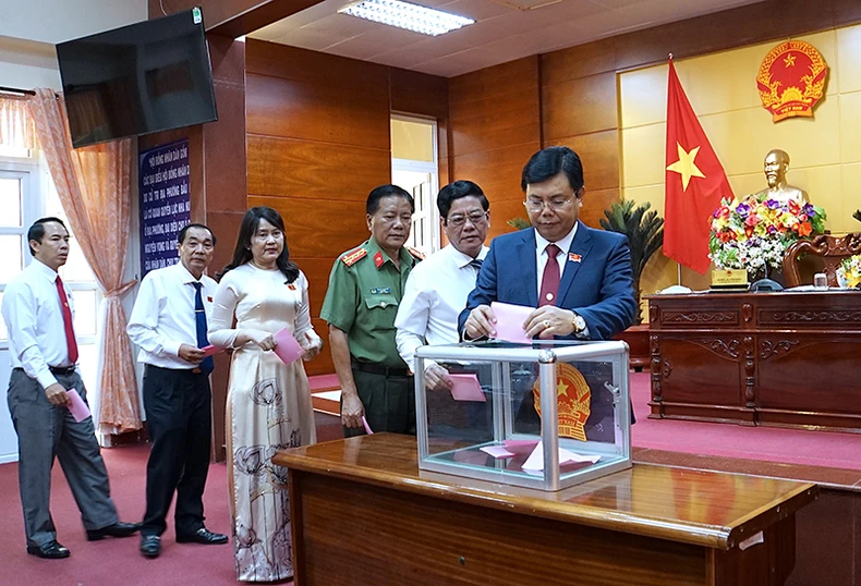Bí thư Tỉnh ủy Cà Mau đảm nhận thêm chức Chủ tịch HĐND -0