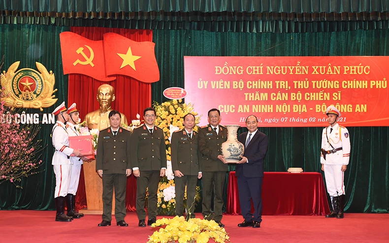 Thủ tướng Nguyễn Xuân Phúc thăm, chúc Tết một số đơn vị thuộc Bộ Công an -0