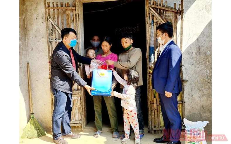 Báo Nhân Dân phối hợp tặng quà Tết cho các nhân chất độc da cam, hộ nghèo -0