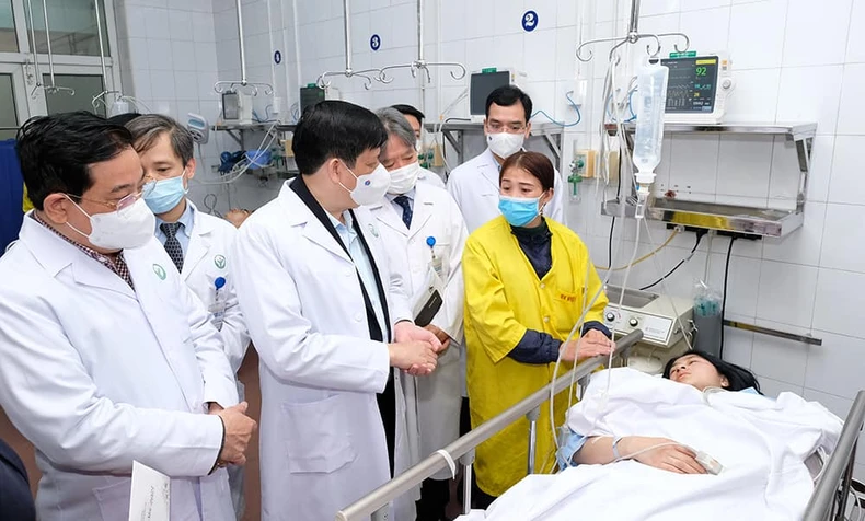 Bộ trưởng Y tế chúc Tết tại hai bệnh viện lớn tuyến Trung ương -0
