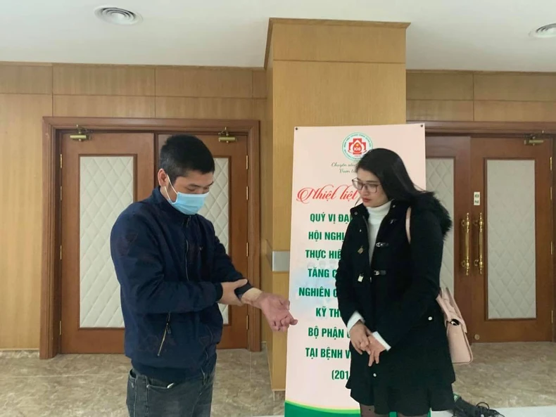 Cuộc sống mới của người đàn ông Việt Nam đầu tiên được ghép tay -0