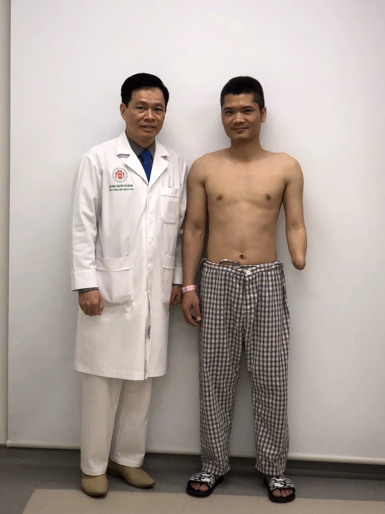 Cuộc sống mới của người đàn ông Việt Nam đầu tiên được ghép tay -0