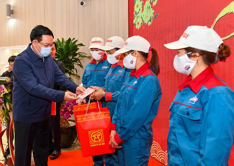 Lãnh đạo TP Hà Nội động viên công nhân, nông dân đẩy mạnh sản xuất -0