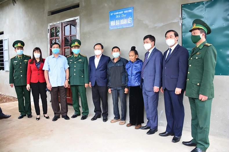 Trao gần trăm phần quà tặng các gia đình đồng bào DTTS trên biên giới -0