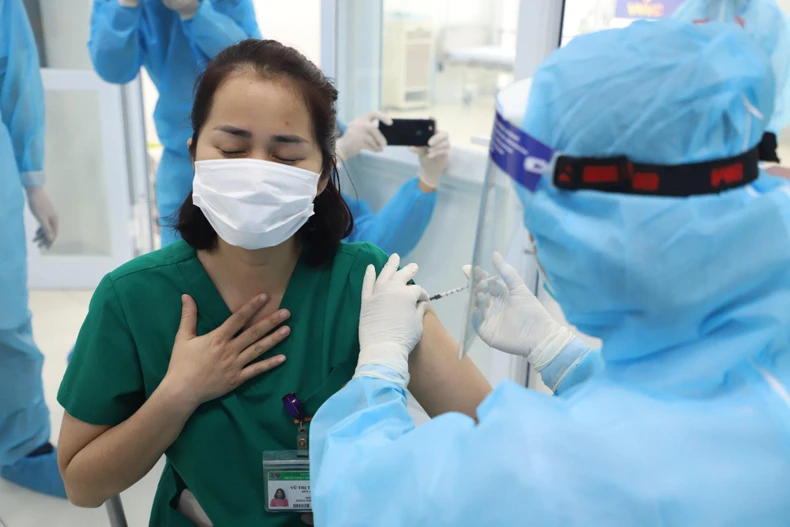 Sức khỏe những cán bộ y tế tiêm vaccine Covid-19 đầu tiên ổn định -0
