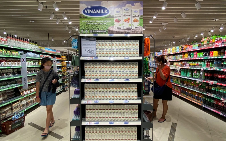 Vinamilk xuất khẩu sữa tươi tiệt trùng chứa tổ yến đầu tiên đi Singapore -0