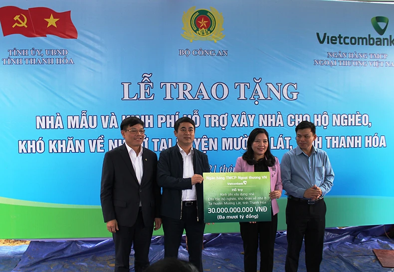 Bộ trưởng Công an trao tặng nhà ở cho hộ nghèo ở Mường Lát -0