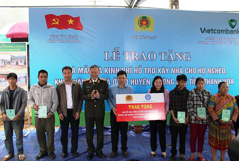 Bộ trưởng Công an trao tặng nhà ở cho hộ nghèo ở Mường Lát -0