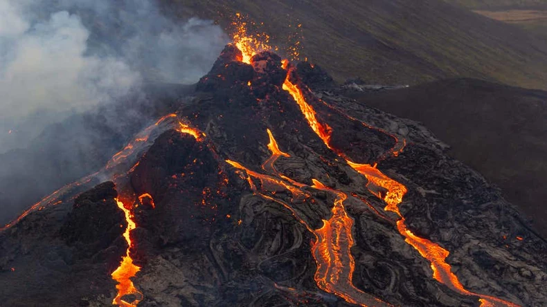 Hình ảnh núi lửa 6.000 năm tuổi phun trào ở Iceland -0