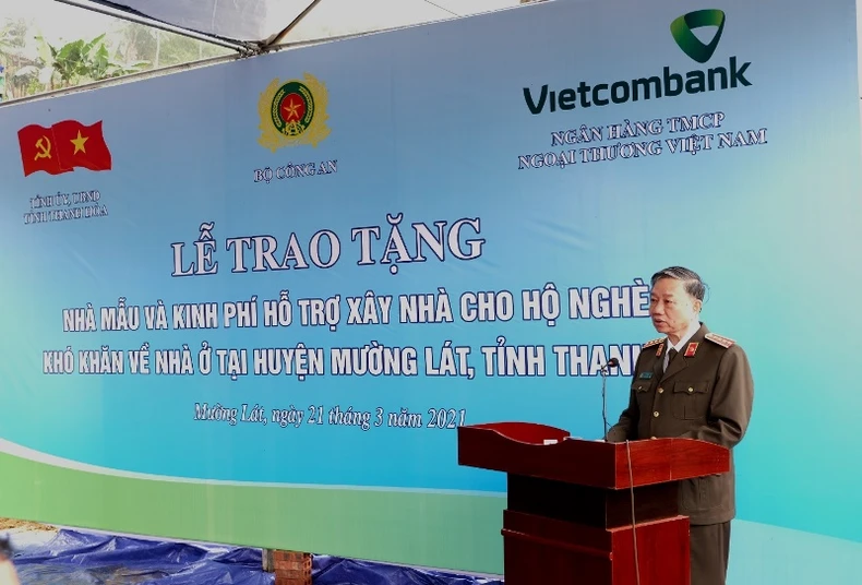 Vietcombank hỗ trợ 30 tỷ đồng xây nhà cho hộ nghèo huyện Mường Lát (Thanh Hóa) -0