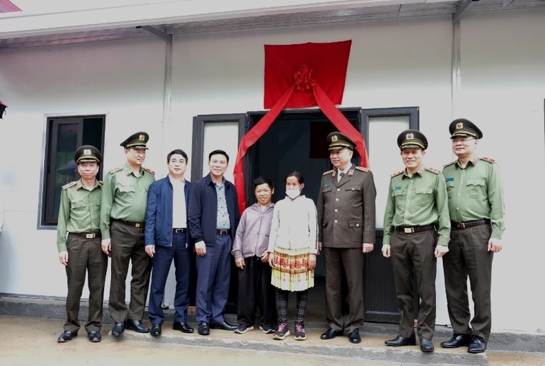 Vietcombank hỗ trợ 30 tỷ đồng xây nhà cho hộ nghèo huyện Mường Lát (Thanh Hóa) -0