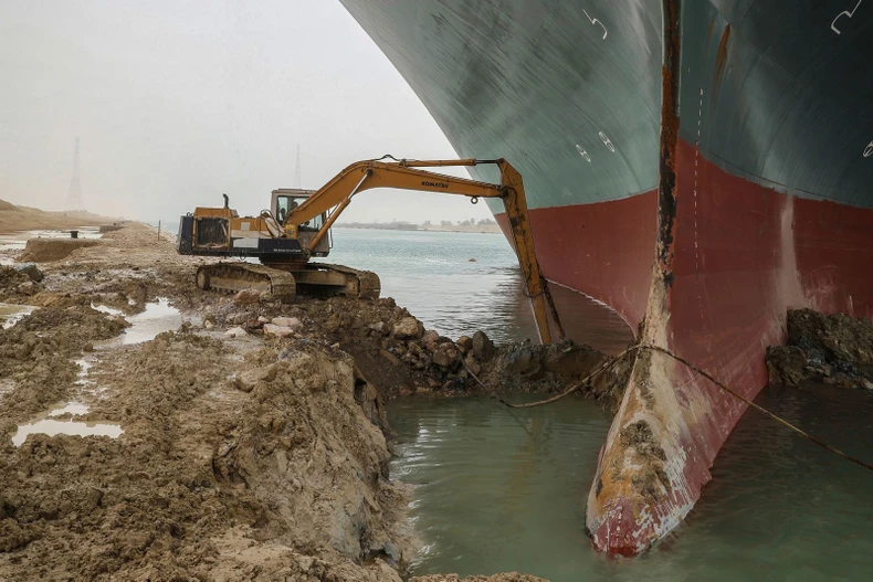 Toàn cảnh vụ tàu mắc kẹt trên kênh đào Suez -0