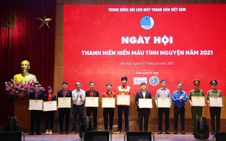 Một nghìn bạn trẻ sôi nổi hiến máu cứu người -0
