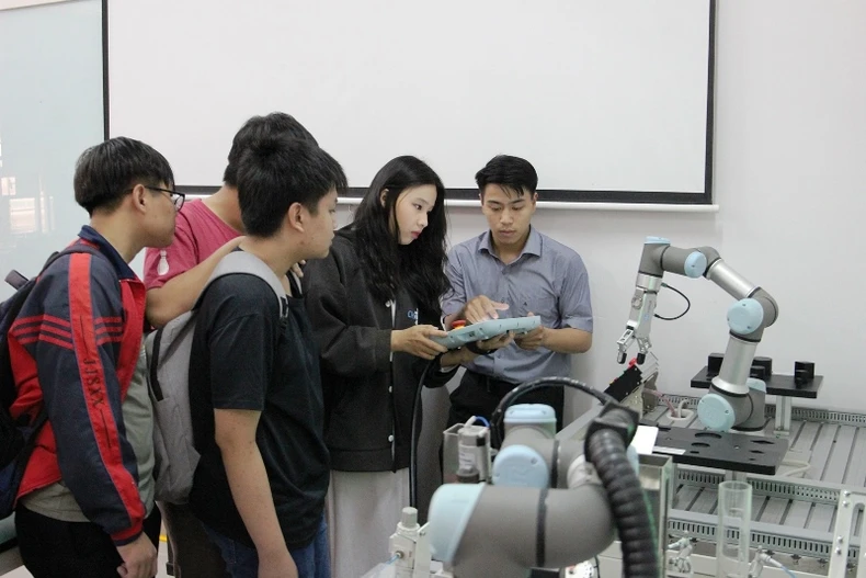 Những chuyến xe “hành trình khởi nghiệp” -0