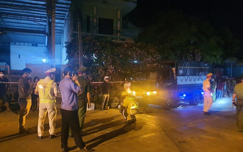 Ô-tô tông nhiều xe máy, làm hai người chết tại chỗ -0