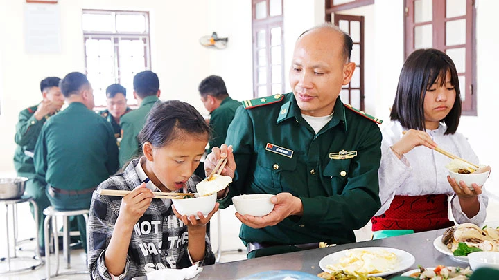 Con nuôi đồn biên phòng -0
