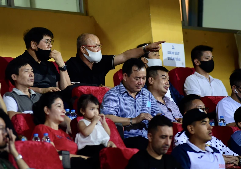Viettel bám sát ngôi đầu của HAGL -0
