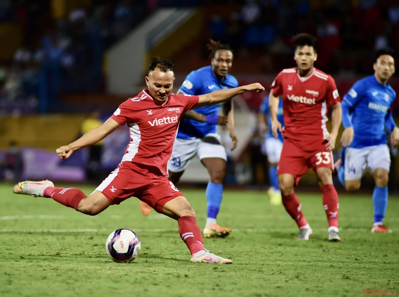 Viettel bám sát ngôi đầu của HAGL -0