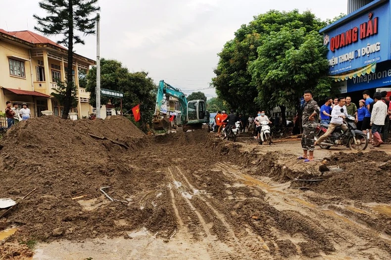 Lũ ống trong đêm làm hai người chết ở Lào Cai -0