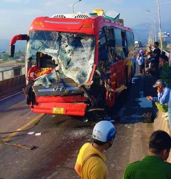 Hai xe đâm nhau trên cầu Gianh, Quốc lộ 1A tắc nhiều giờ -0