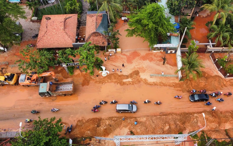 Sạt lở cát nghiêm trọng tuyến đường du lịch Mũi Né -0