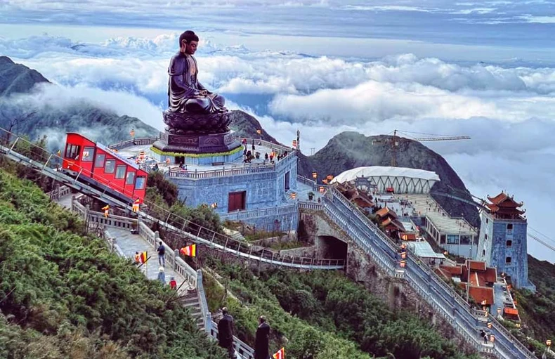 Sôi động sắc màu vũ điệu trên mây ở Sa Pa -4