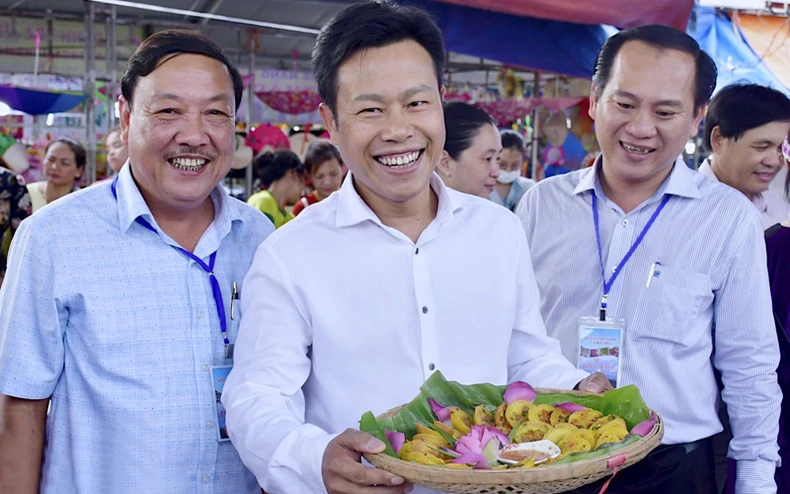 “Cháy hàng” Ngày hội bánh dân gian ở Cà Mau -0