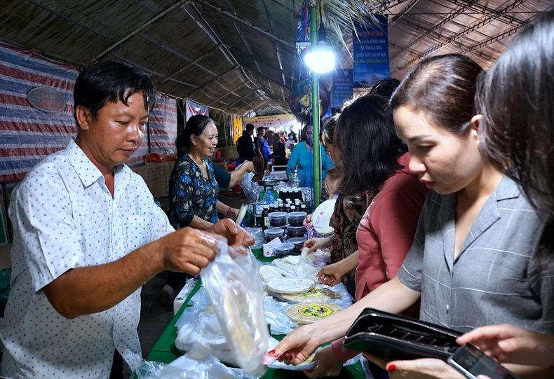 “Cháy hàng” Ngày hội bánh dân gian ở Cà Mau -0