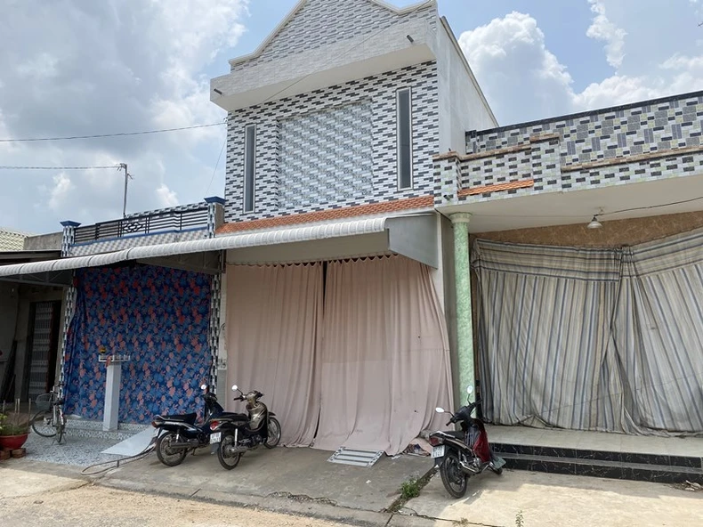 Dân vùng sạt lở khổ với “núi đất” -0