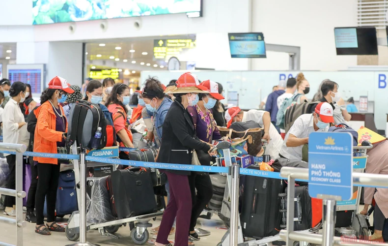 Sân bay Nội Bài đông nghẹt người rời thủ đô đi nghỉ lễ 30-4 và 1-5 -1