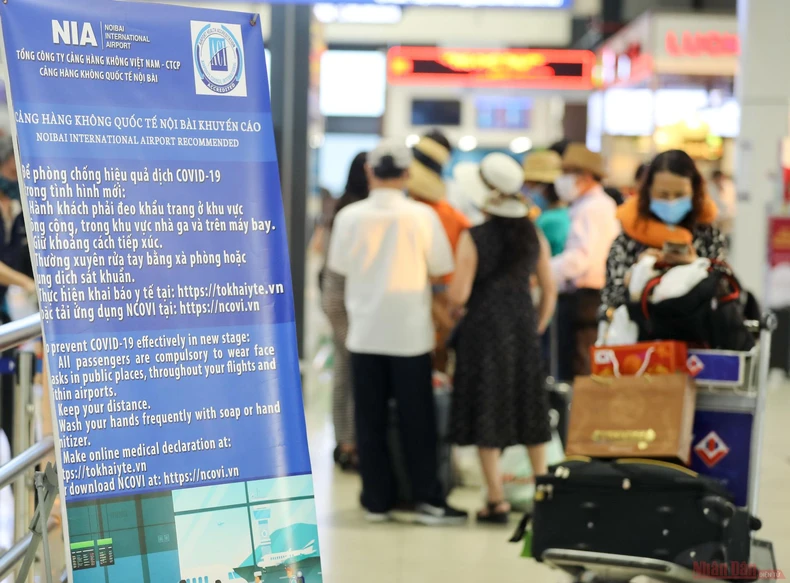 Sân bay Nội Bài đông nghẹt người rời thủ đô đi nghỉ lễ 30-4 và 1-5 -2