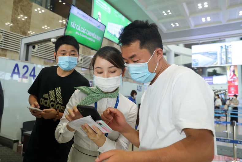 Sân bay Nội Bài đông nghẹt người rời thủ đô đi nghỉ lễ 30-4 và 1-5 -3