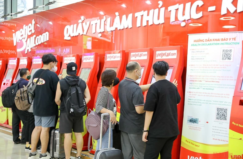Sân bay Nội Bài đông nghẹt người rời thủ đô đi nghỉ lễ 30-4 và 1-5 -6