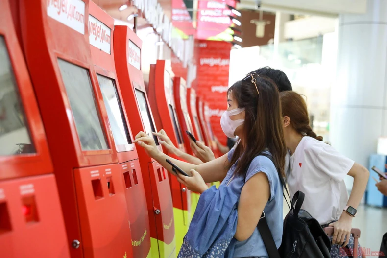 Sân bay Nội Bài đông nghẹt người rời thủ đô đi nghỉ lễ 30-4 và 1-5 -7