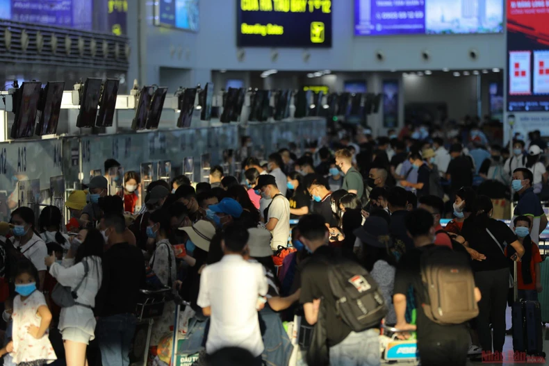 Sân bay Nội Bài đông nghẹt người rời thủ đô đi nghỉ lễ 30-4 và 1-5 -3