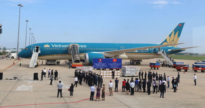 Việt Nam trao tặng 500.000 USD và vật tư, thiết bị y tế hỗ trợ Lào ứng phó dịch Covid-19 -0