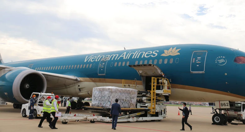 Việt Nam trao tặng 500.000 USD và vật tư, thiết bị y tế hỗ trợ Lào ứng phó dịch Covid-19 -0