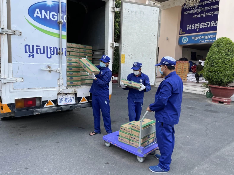 Vinamilk và Angkormilk hỗ trợ sữa cho người dân và trẻ em Campuchia trong vùng Covid-19 -0