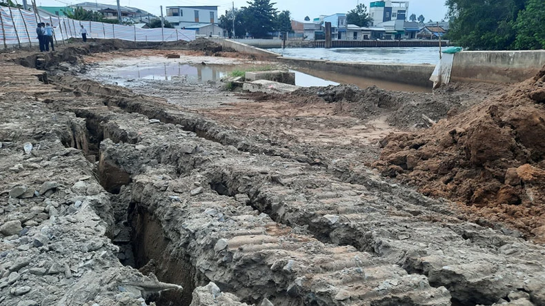 Sụt lún hơn 50m đê bao chống ngập ở Vĩnh Long -0