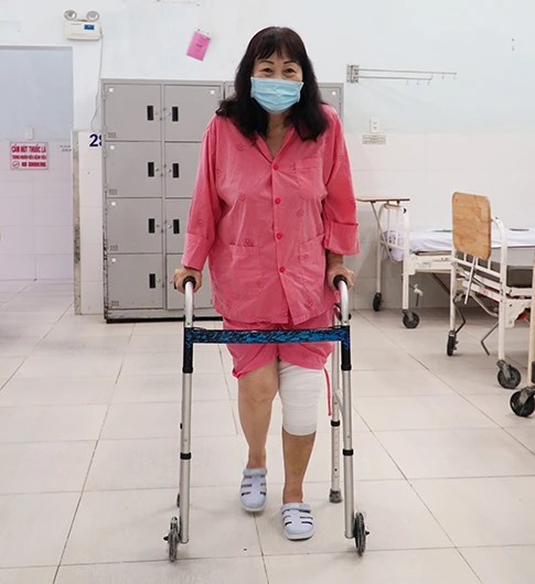 Lần đầu tiên phẫu thuật thành công thay khớp gối thì đầu, dạng bản lề tại Việt Nam -0