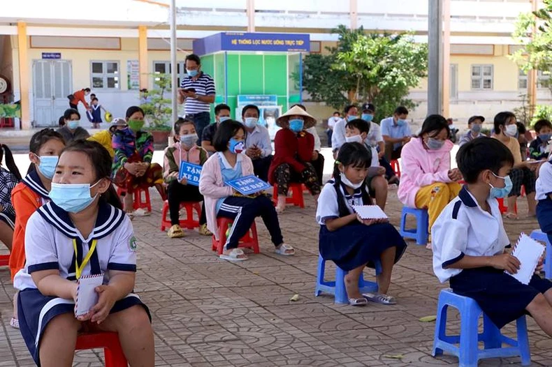 Hiệp hội doanh nghiệp Cà Mau cùng Báo Nhân dân tiếp sức học sinh đến trường -0