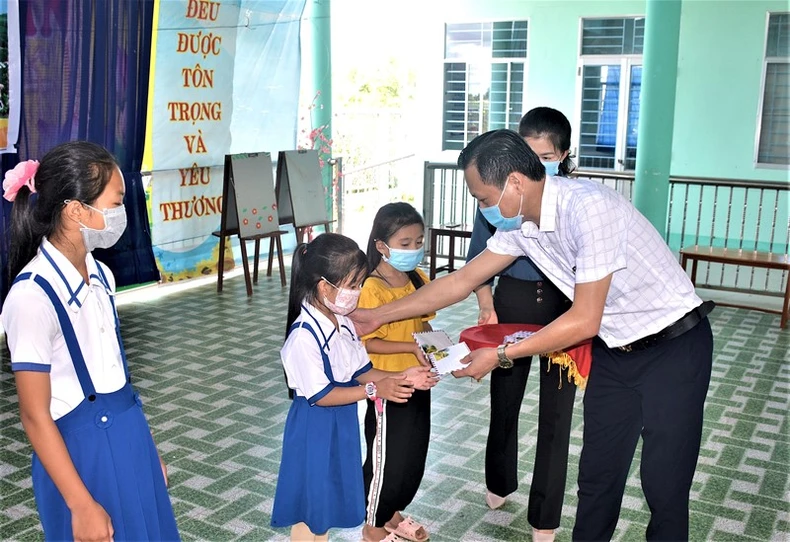 Hiệp hội doanh nghiệp Cà Mau cùng Báo Nhân dân tiếp sức học sinh đến trường -0