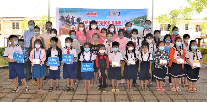 Hiệp hội doanh nghiệp Cà Mau cùng Báo Nhân dân tiếp sức học sinh đến trường -0