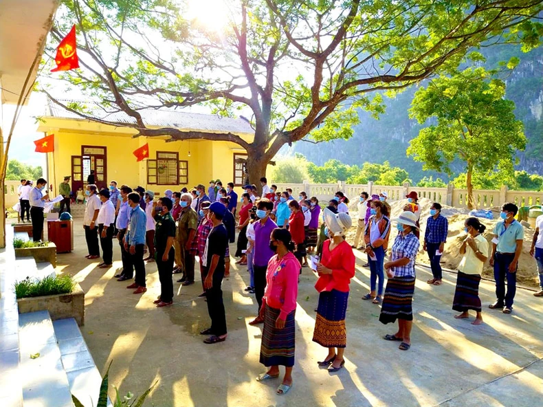 Rộn ràng ngày bầu cử sớm ở một số địa phương -0