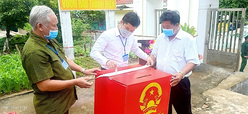 “Đội mưa” ra điểm bỏ phiếu Hòn Chuối -0